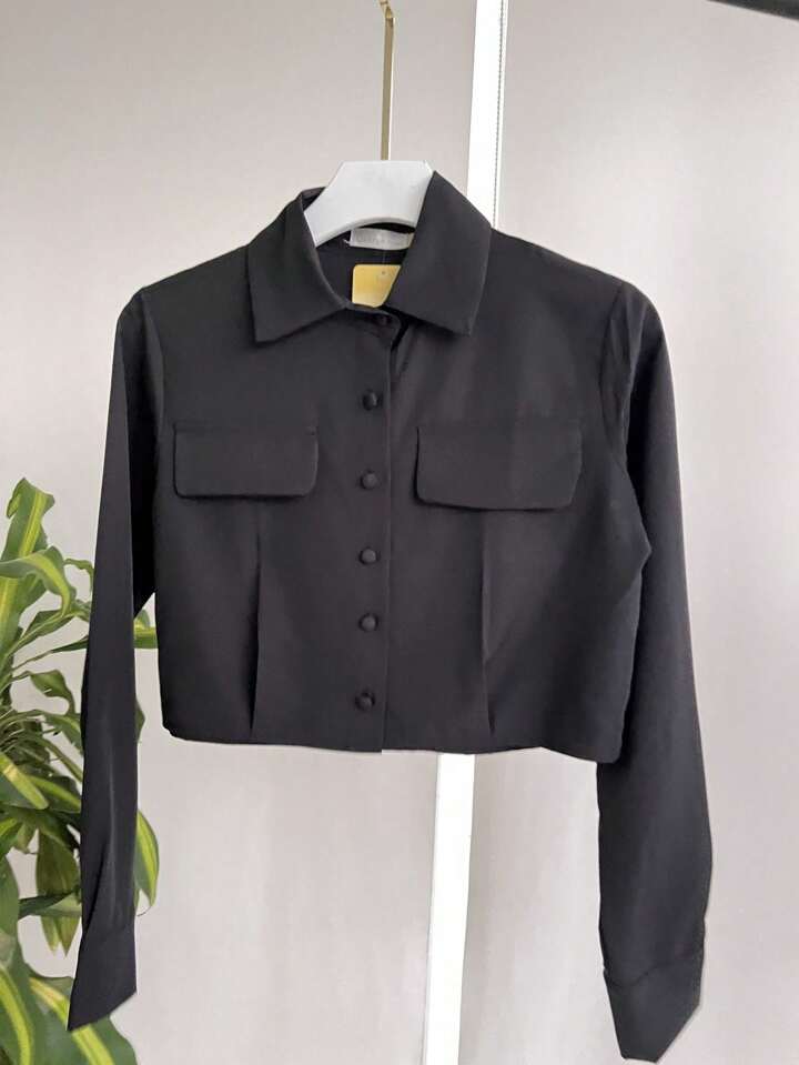 Camisa corta de manga larga con botones forrados.