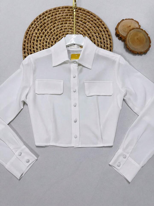 Camisa corta de manga larga con botones forrados.