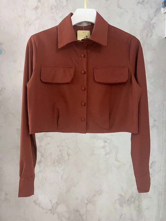 Camisa corta de manga larga con botones forrados.